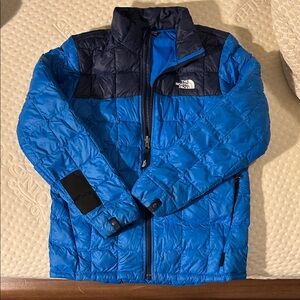 The North Face Kids Puffer Jacket in Vibrant Blue and Navy.